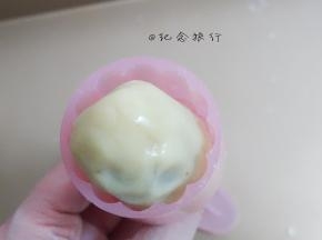模具抹上面粉，防粘。然后放入模具压造型（最好揉成椭圆形放进模具里，不然太扁会磕到模具边边月饼皮会伤到），月饼的花片最好选择纹理清晰纹路多一点的，那些卡通图案适合做冰皮不适合做广式月饼，不过也看个人喜好了