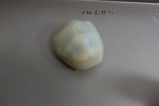 面皮都是糖浆所以很沾手，可以戴手套包，还沾的话可以裹一点点面粉就好包了，饼皮一点点顺着馅料往上推直至收口全部包住，4:6的非常好包没难度，包好后把月饼坯扔进面粉中滚一下