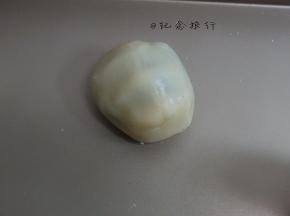 面皮都是糖浆所以很沾手，可以戴手套包，还沾的话可以裹一点点面粉就好包了，饼皮一点点顺着馅料往上推直至收口全部包住，4:6的非常好包没难度，包好后把月饼坯扔进面粉中滚一下