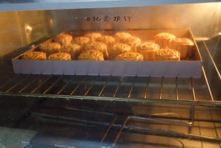 烤箱预热180度，中层，上下火，喷一点水在月饼上烤5-7分钟定型。