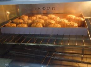 烤箱预热180度，中层，上下火，喷一点水在月饼上烤5-7分钟定型。