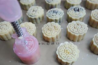 将模具直接压在烤盘里，中间留一点距离即可