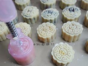将模具直接压在烤盘里，中间留一点距离即可