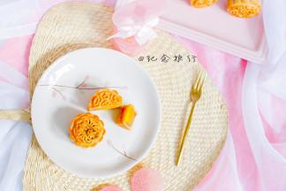 烤好的月饼凉透之后，装袋密封。室温放置2-3天，表皮回油后即可食用。
晾凉后就可以包装好等回油啦