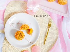 烤好的月饼凉透之后，装袋密封。室温放置2-3天，表皮回油后即可食用。
晾凉后就可以包装好等回油啦