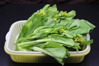 新鲜菜心洗净；