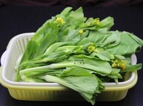 新鲜菜心洗净；