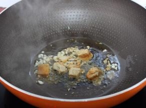 加入腐乳煸香，并把腐乳压碎；