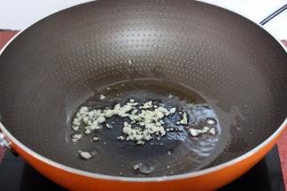 热锅，倒油，把蒜末爆香；