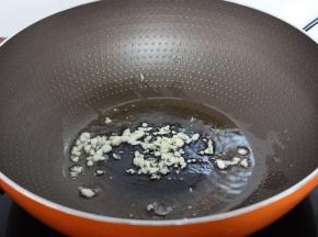 热锅，倒油，把蒜末爆香；