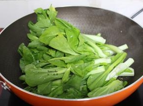 洗净的菜心倒入锅中，大火爆炒；