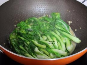 菜心六成熟的时候，把腐乳汁也加入，煮沸，放盐炒均即可。
