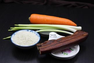 准备食材：五花肉腊肉、大米、胡萝卜、蒜苗等食材；