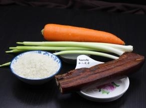 准备食材：五花肉腊肉、大米、胡萝卜、蒜苗等食材；