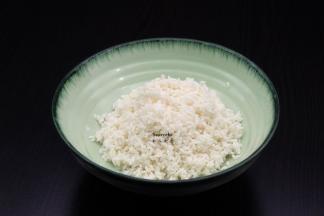 大米洗净浸泡1小时，捞出沥干水，放油、盐拌均；