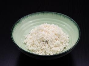 大米洗净浸泡1小时，捞出沥干水，放油、盐拌均；