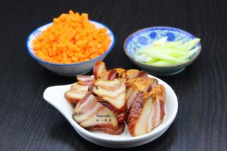 腊肉切片，胡萝卜洗净去皮切粒，蒜洗净切段；PS：腊肉如果太咸的，可以用盐水浸泡可以去咸。