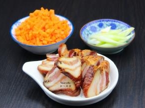 腊肉切片，胡萝卜洗净去皮切粒，蒜洗净切段；PS：腊肉如果太咸的，可以用盐水浸泡可以去咸。