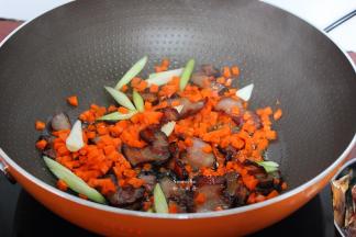 加入切好的胡萝卜粒、蒜苗，爆香即可起锅；