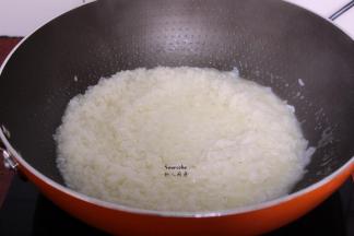 加入适量的水，转为小火焖至熟；PS：需要翻转几次，防止粘锅。