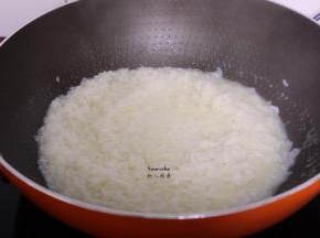 加入适量的水，转为小火焖至熟；PS：需要翻转几次，防止粘锅。