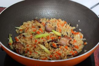 放盐、豆瓣酱，酱油，翻炒至熟即可。