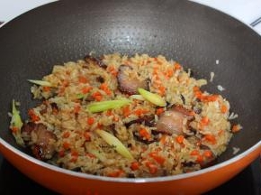 放盐、豆瓣酱，酱油，翻炒至熟即可。