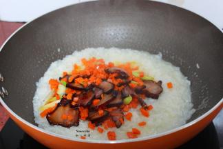 把炒好的腊肉、胡萝卜、蒜苗倒入翻炒；