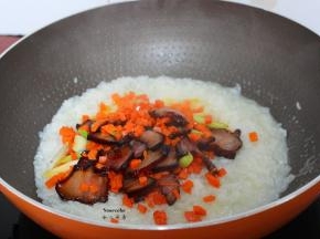 把炒好的腊肉、胡萝卜、蒜苗倒入翻炒；