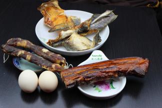 准备食材：腊肉、腊肠、腊鱼、鸡蛋等；