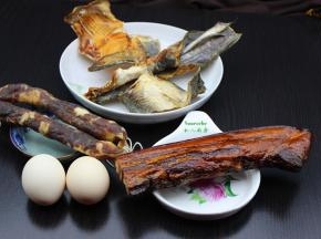 准备食材：腊肉、腊肠、腊鱼、鸡蛋等；