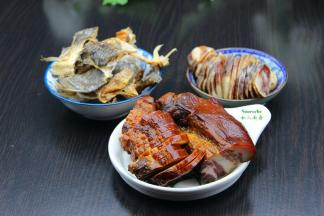 腊肉切片，腊肠切片，腊鱼浸泡切块；