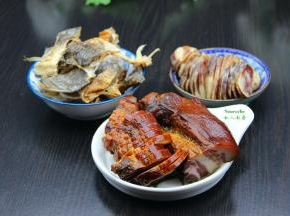 腊肉切片，腊肠切片，腊鱼浸泡切块；