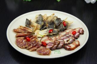 把切的食材放入放入盘子里摆好，把姜丝、红辣椒撒在上面；