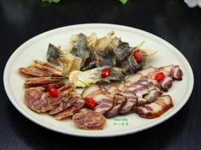 把切的食材放入放入盘子里摆好，把姜丝、红辣椒撒在上面；