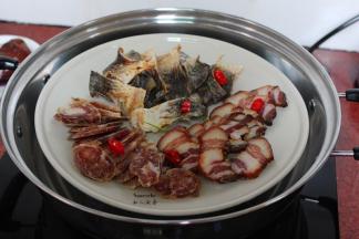 锅中冷水放入鸡蛋，煮沸，鸡蛋熟了捞出，放入蒸盘；