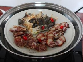 锅中冷水放入鸡蛋，煮沸，鸡蛋熟了捞出，放入蒸盘；