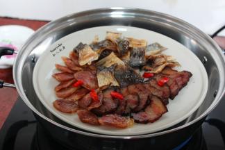 中火蒸约8分钟即可；PS：火大小及锅的导热不同，蒸煮时间略有不同。