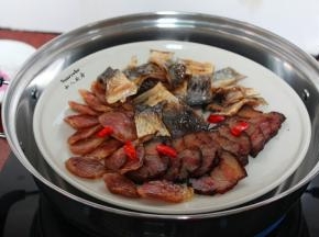 中火蒸约8分钟即可；PS：火大小及锅的导热不同，蒸煮时间略有不同。