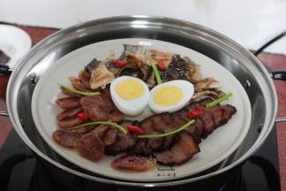 把煮熟的鸡蛋去壳，对半切开放入盘中央即可。