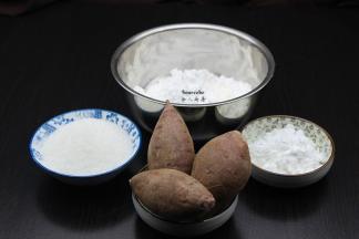 准备食材：澄面、特生粉、白砂糖、紫薯、麦芽糖、玉米油等食材；