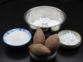 准备食材：澄面、特生粉、白砂糖、紫薯、麦芽糖、玉米油等食材；
