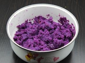 先做馅料：紫薯蒸熟去皮，打碎成紫薯泥；