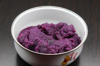 做好的紫薯馅放凉，待用；