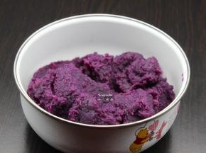 做好的紫薯馅放凉，待用；