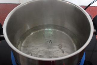 白砂糖加入适量的水煮沸，待白砂糖全部溶解；