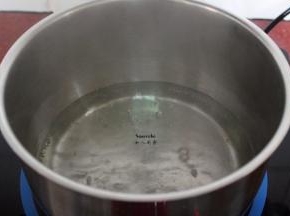 白砂糖加入适量的水煮沸，待白砂糖全部溶解；