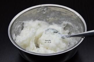 澄面、特生粉 拌均，把煮沸的糖水倒入拌均；PS：拌均好的面团是半透明状。