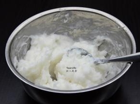 澄面、特生粉 拌均，把煮沸的糖水倒入拌均；PS：拌均好的面团是半透明状。