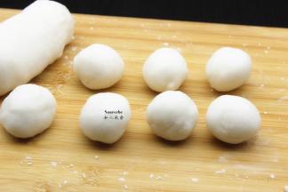 再加入玉米油，揉成光滑的面团，然后分成30克的小面团；